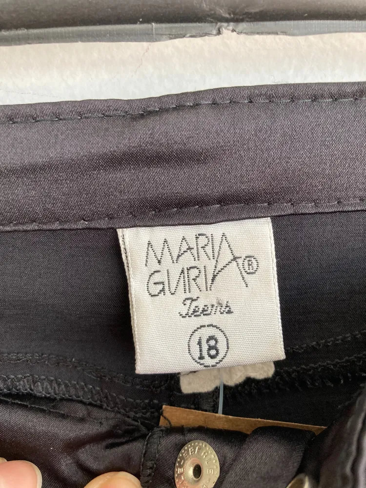 Calça preta imita couro