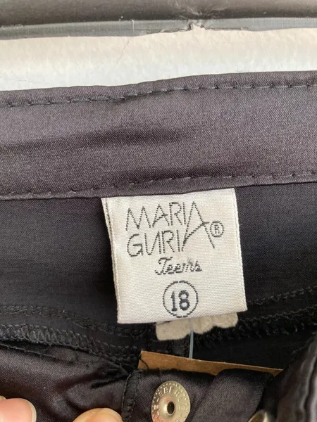 Calça preta imita couro