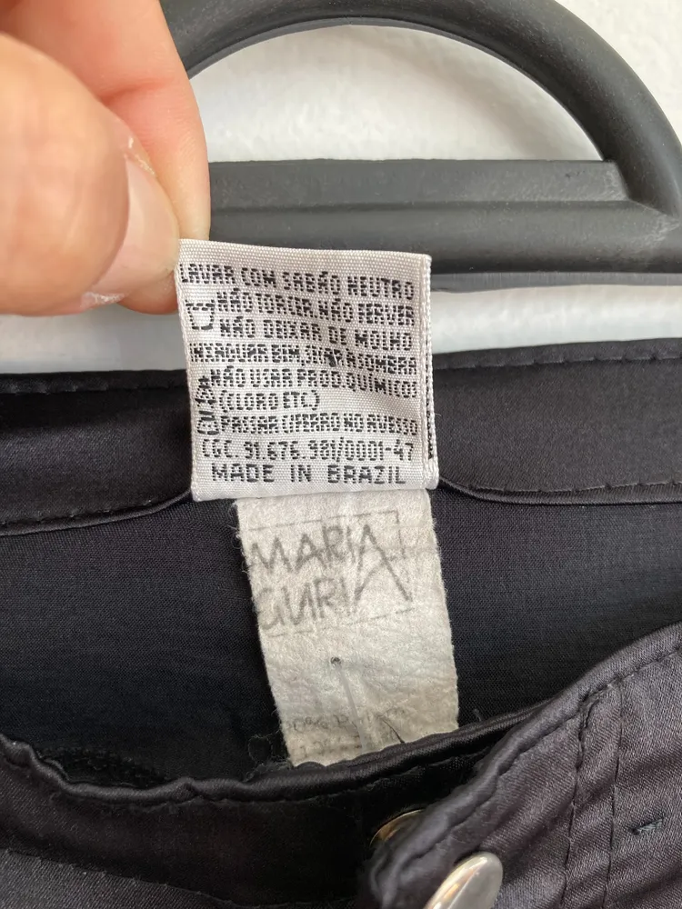 Calça preta imita couro