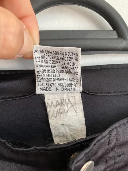 Calça preta imita couro