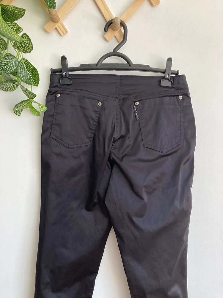 Calça preta imita couro