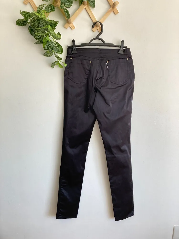 Calça preta imita couro