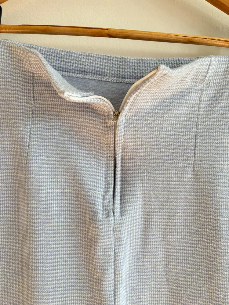 Saia azul e branco