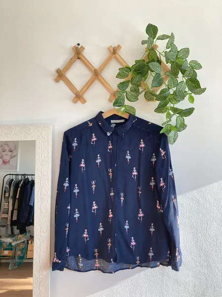 Camisa azul estampa bailarinas