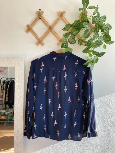 Camisa azul estampa bailarinas
