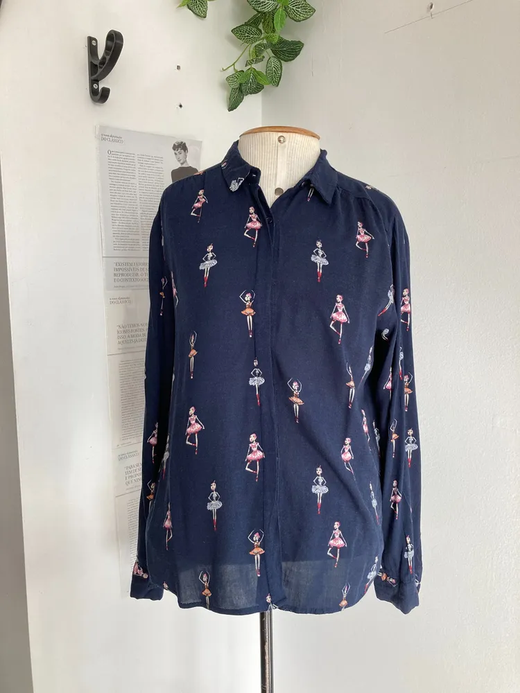 Camisa azul estampa bailarinas