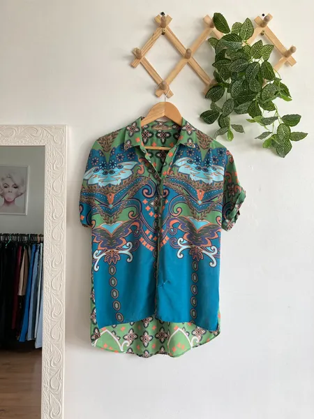 Camisa estampada diferentona