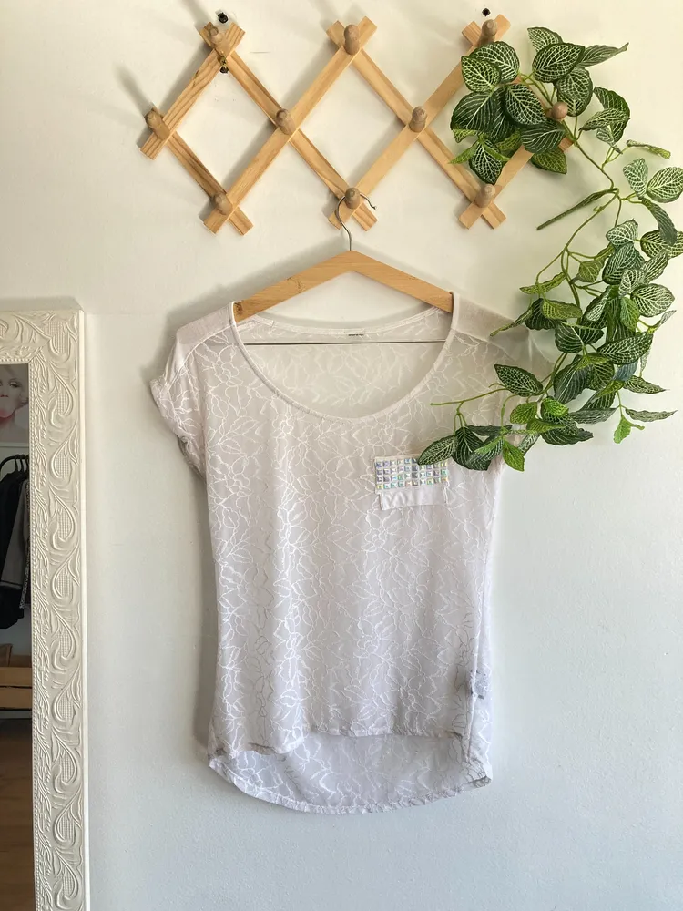 T-shirt branca transparente