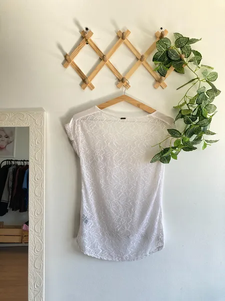 T-shirt branca transparente