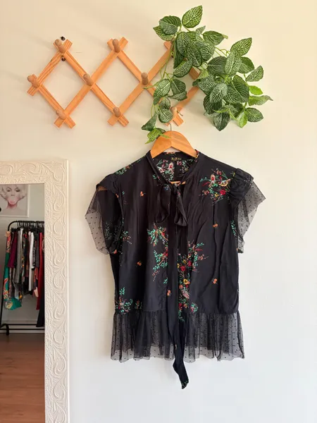 Blusa preta com tule