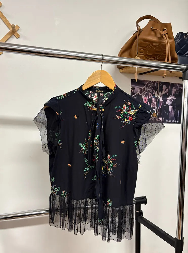Blusa preta com tule