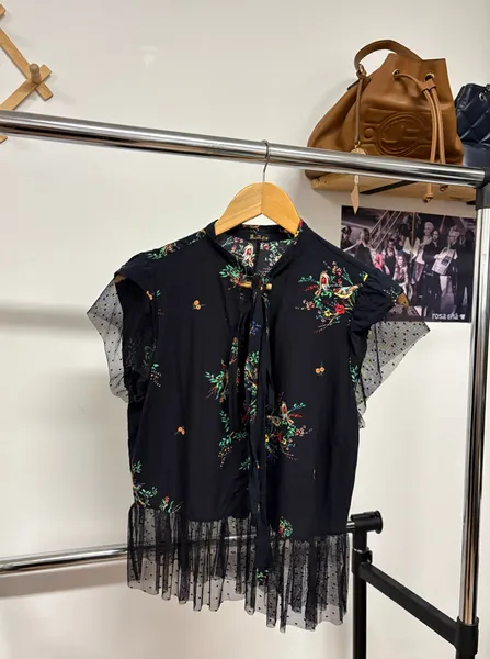 Blusa preta com tule