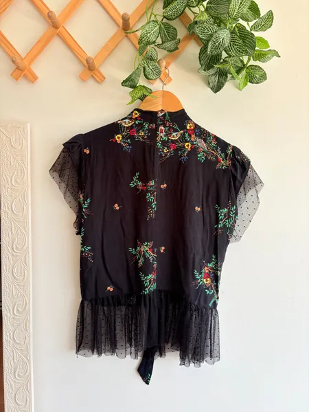 Blusa preta com tule