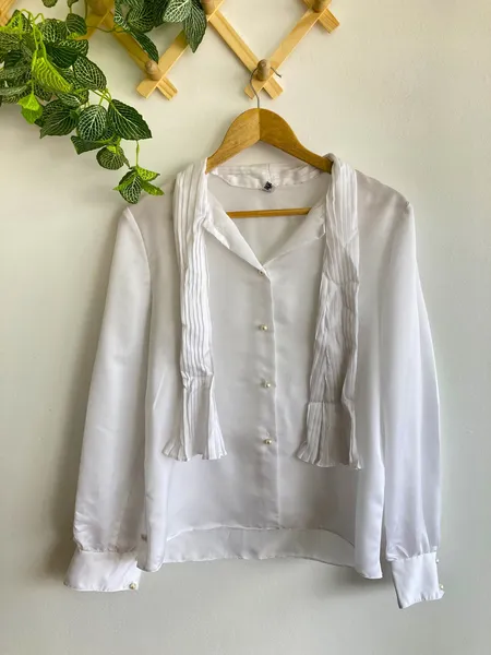 Camisa branca em cetim