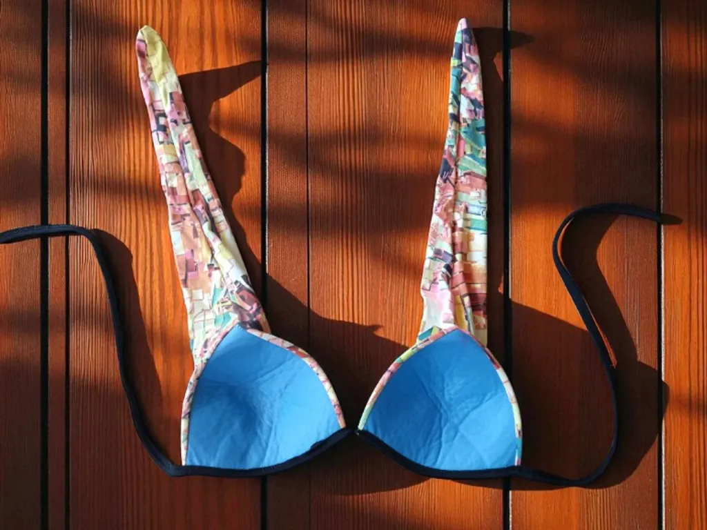 Top de biquíni estampa abstrata