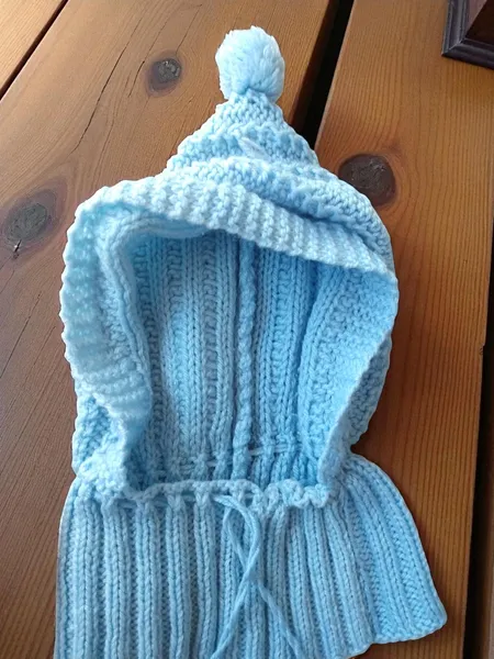 Gorro infantil com gola