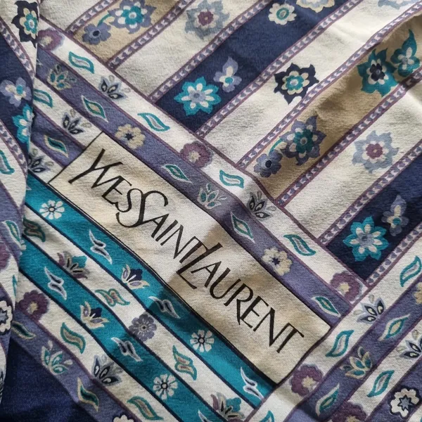 lenço seda de Yves Saint Laurent