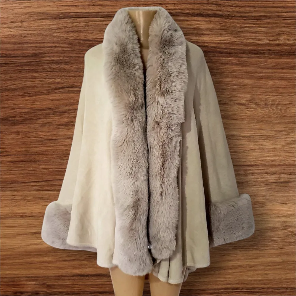 poncho le lis blanc novo