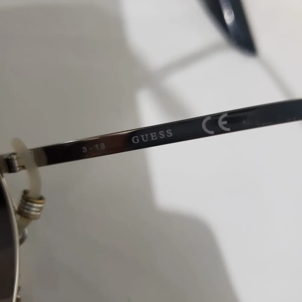 óculos aviador Guess