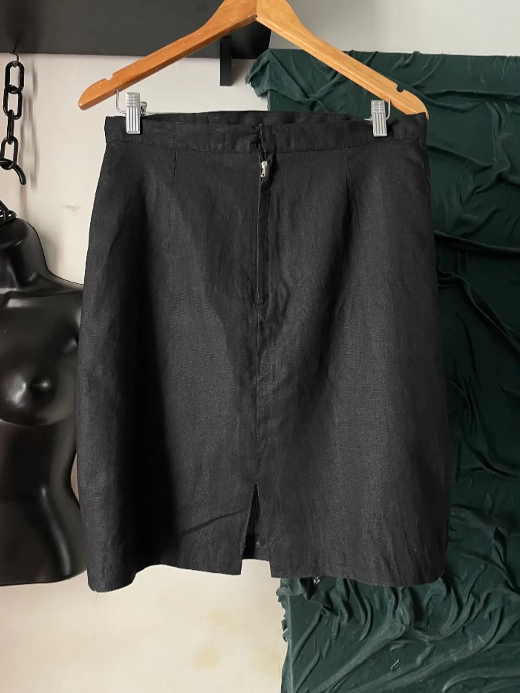 saia reta 100% linho na cor preta tam m