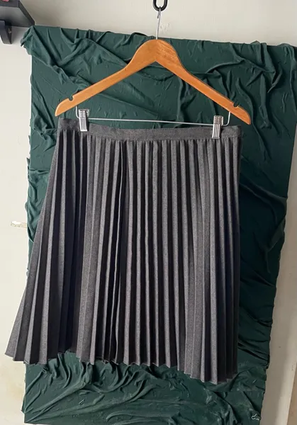 Saia unissex plissada cinza tam 40