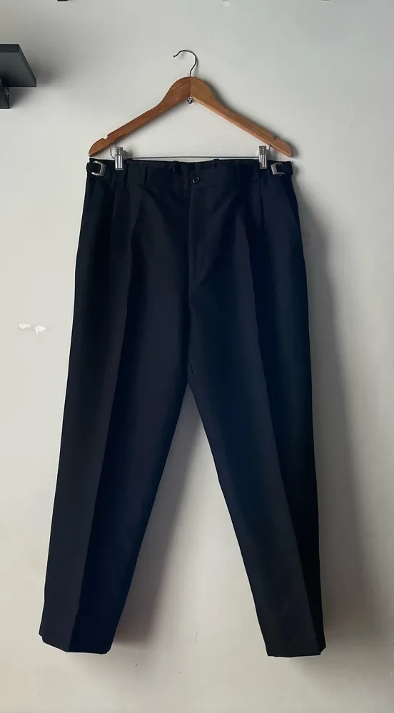 calça de alfaitaria preta ajuste na cintura tam 48