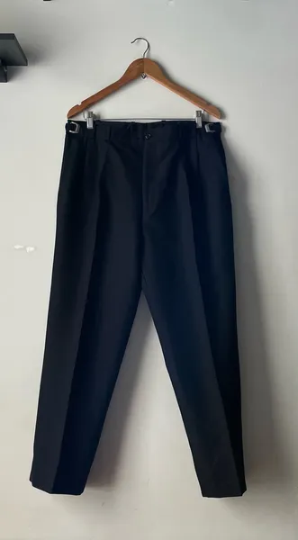 calça de alfaitaria preta ajuste na cintura tam 48