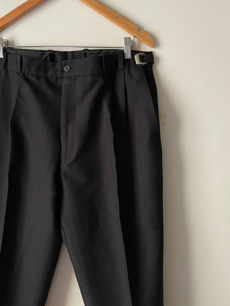 calça de alfaitaria preta ajuste na cintura tam 48