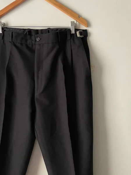 calça de alfaitaria preta ajuste na cintura tam 48