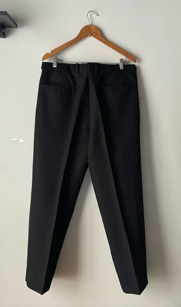 calça de alfaitaria preta ajuste na cintura tam 48