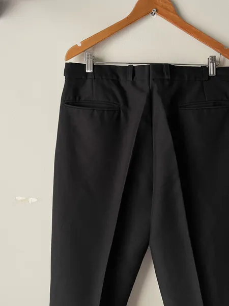 calça de alfaitaria preta ajuste na cintura tam 48