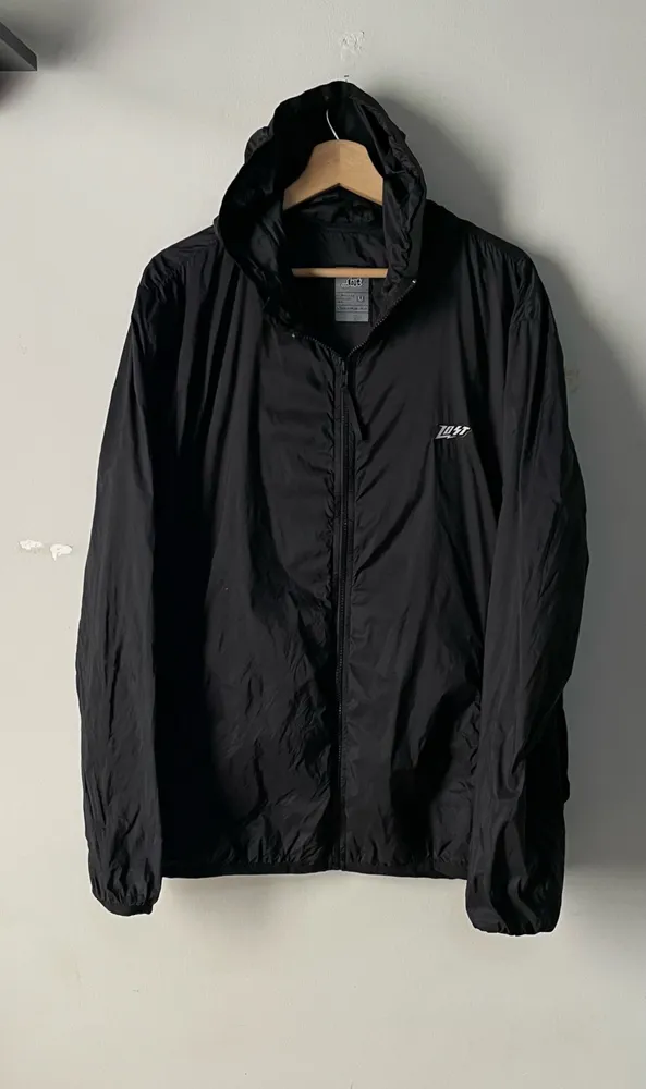 jaqueta corta vento lost tam m preto vira uma bag
