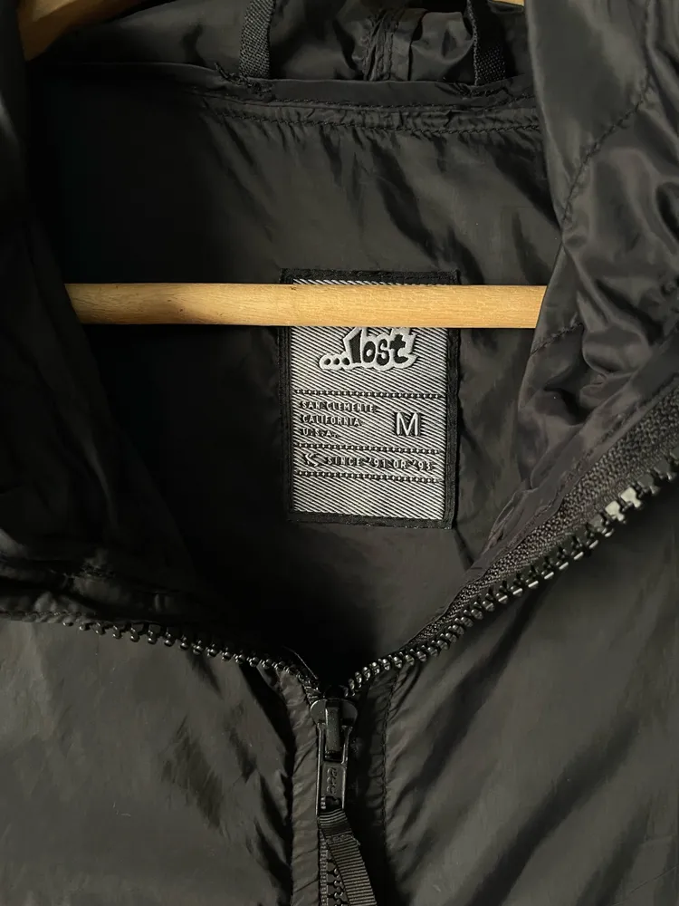 jaqueta corta vento lost tam m preto vira uma bag