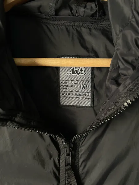 jaqueta corta vento lost tam m preto vira uma bag