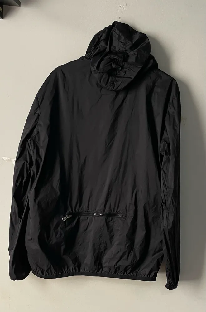 jaqueta corta vento lost tam m preto vira uma bag