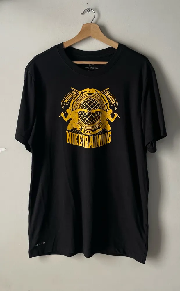 camiseta da marca nike tee preta tam g