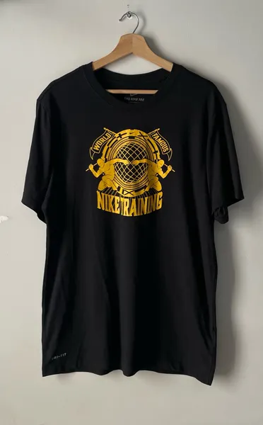 camiseta da marca nike tee preta tam g