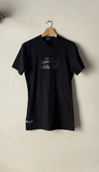 Camiseta da marca Nakyk preta gola alta tam p