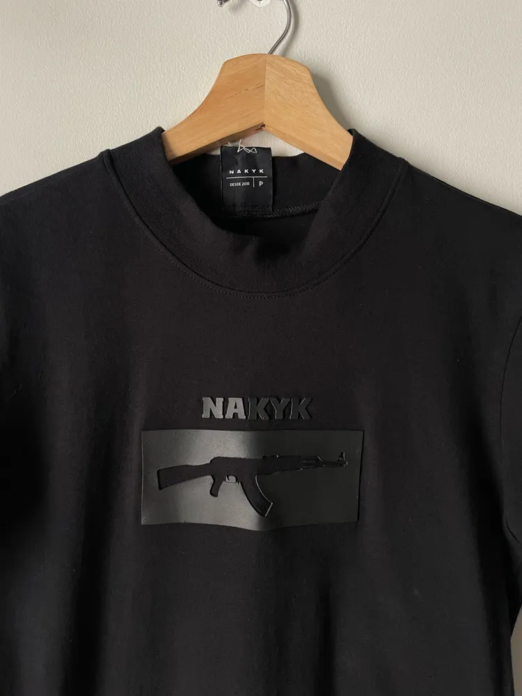 Camiseta da marca Nakyk preta gola alta tam p