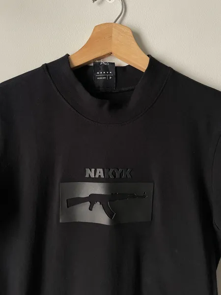 Camiseta da marca Nakyk preta gola alta tam p
