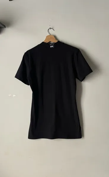 Camiseta da marca Nakyk preta gola alta tam p