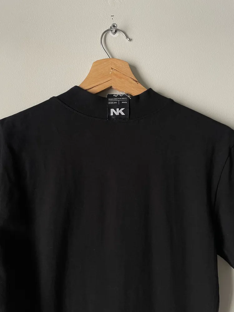 Camiseta da marca Nakyk preta gola alta tam p