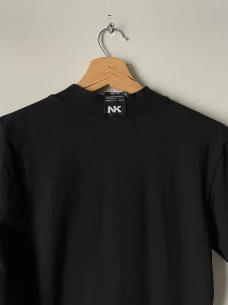Camiseta da marca Nakyk preta gola alta tam p