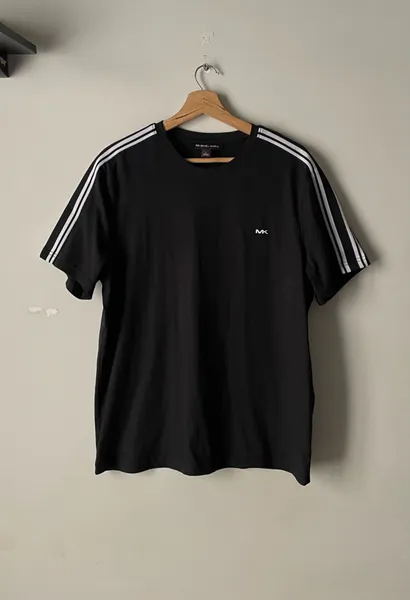camiseta da marca Michael Korns preta tam G