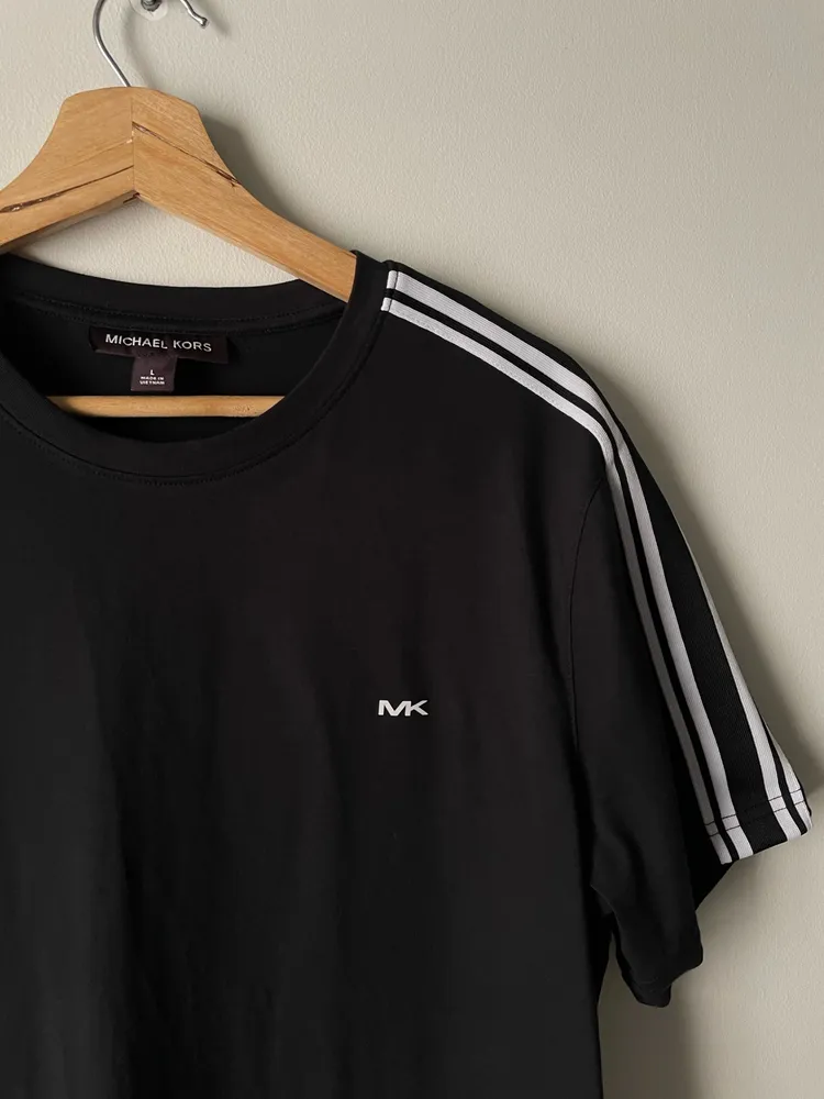 camiseta da marca Michael Korns preta tam G