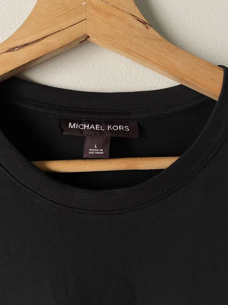camiseta da marca Michael Korns preta tam G