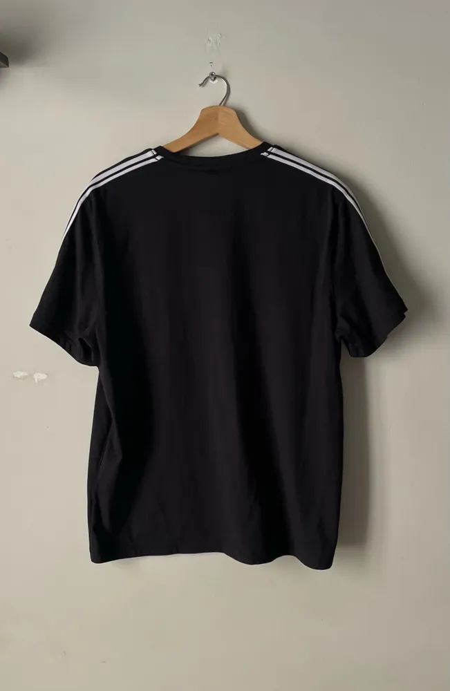 camiseta da marca Michael Korns preta tam G
