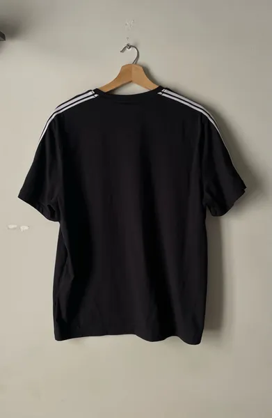 camiseta da marca Michael Korns preta tam G