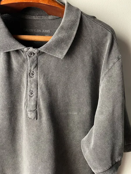 Camiseta polo calvin klein cinza tam gg
