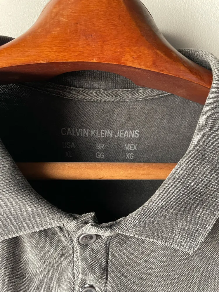 Camiseta polo calvin klein cinza tam gg